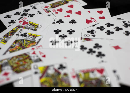 Carte da gioco opener su una tavola Foto Stock