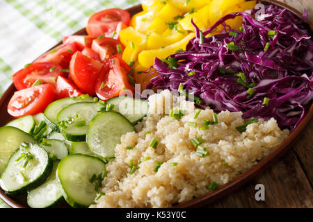 Con insalata di verdure fresche e la quinoa su una piastra di close-up orizzontale. Foto Stock