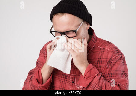 Uomo caucasico con fazzoletto starnuti senso di malessere Foto Stock