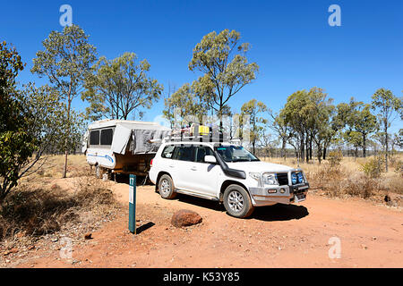 Un 4x4 di traino auto off-road camper rimorchio bush camping in Istrice Gorge National Park, Queensland, QLD, Australia Foto Stock