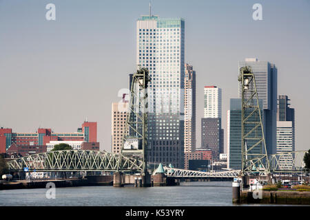 Paesaggio di south bank di fiume Meuse di Rotterdam, di fronte al centro della citta'. Foto Stock