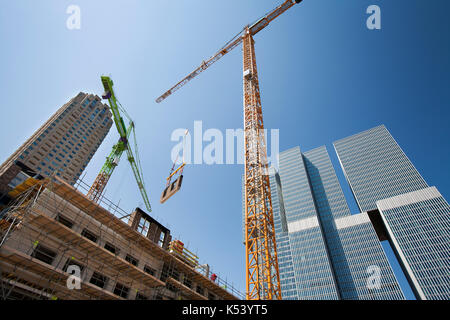 Il sollevamento con gru a parete su un sito in costruzione a Rotterdam con Rem Koolhaas edificio in background Foto Stock