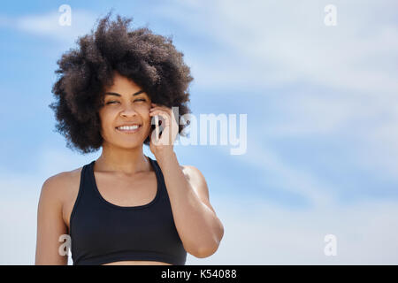 Ritratto di felice afro american girl parlando sul cellulare Foto Stock