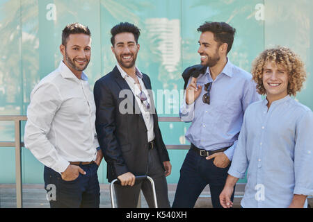 Ritratto di quattro imprenditori felice assieme a ridere Foto Stock