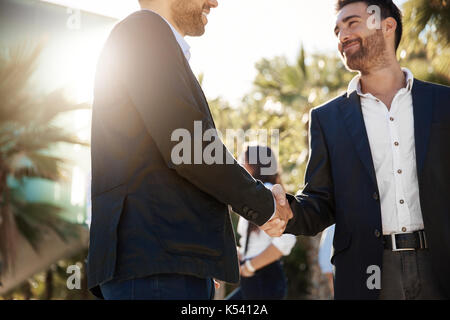 Ritratto di felice proprietario stringono le mani con business partner Foto Stock
