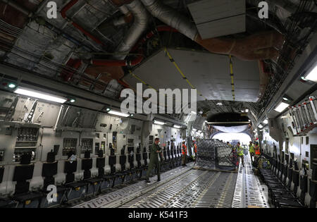 Il dfid aiuto è caricato su un Royal Air Force c-17 globemaster iii aeromobili a Brize Norton, Oxfordshire, prima è volato a zone colpite dall'uragano irma come vento fino a 175mph lasciato la morte e la distruzione in Atlantico. Foto Stock