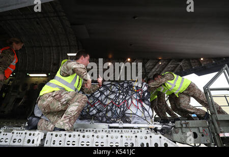 Il dfid aiuto è caricato su un Royal Air Force c-17 globemaster iii aeromobili a Brize Norton, Oxfordshire, prima è volato a zone colpite dall'uragano irma come vento fino a 175mph lasciato la morte e la distruzione in Atlantico. Foto Stock