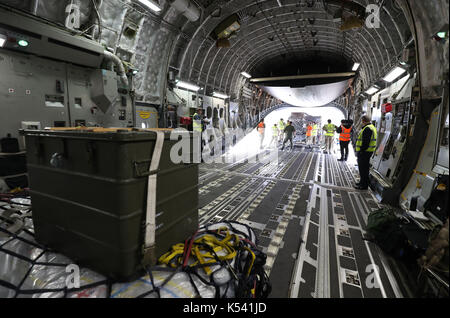 Il dfid aiuto è caricato su un Royal Air Force c-17 globemaster iii aeromobili a Brize Norton, Oxfordshire, prima è volato a zone colpite dall'uragano irma come vento fino a 175mph lasciato la morte e la distruzione in Atlantico. Foto Stock