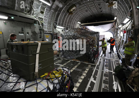 Il dfid aiuto è caricato su un Royal Air Force c-17 globemaster iii aeromobili a Brize Norton, Oxfordshire, prima è volato a zone colpite dall'uragano irma come vento fino a 175mph lasciato la morte e la distruzione in Atlantico. Foto Stock