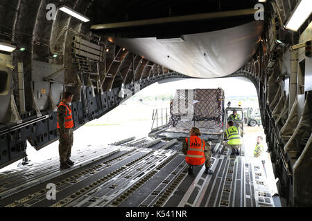 Il dfid aiuto è caricato su un Royal Air Force c-17 globemaster iii aeromobili a Brize Norton, Oxfordshire, prima è volato a zone colpite dall'uragano irma come vento fino a 175mph lasciato la morte e la distruzione in Atlantico. Foto Stock