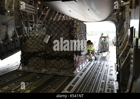 Il dfid aiuto è caricato su un Royal Air Force c-17 globemaster iii aeromobili a Brize Norton, Oxfordshire, prima è volato a zone colpite dall'uragano irma come vento fino a 175mph lasciato la morte e la distruzione in Atlantico. Foto Stock