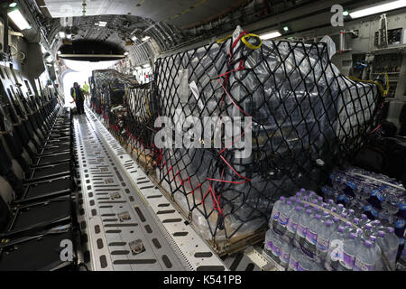 Il dfid aiuto è caricato su un Royal Air Force c-17 globemaster iii aeromobili a Brize Norton, Oxfordshire, prima è volato a zone colpite dall'uragano irma come vento fino a 175mph lasciato la morte e la distruzione in Atlantico. Foto Stock