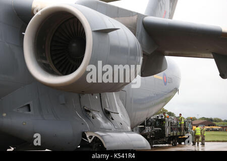 Il dfid aiuto è caricato su un Royal Air Force c-17 globemaster iii aeromobili a Brize Norton, Oxfordshire, prima è volato a zone colpite dall'uragano irma come vento fino a 175mph lasciato la morte e la distruzione in Atlantico. Foto Stock