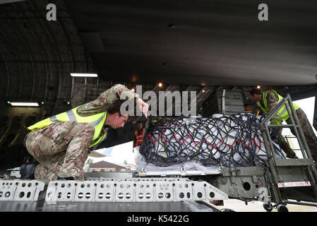 Il dfid aiuto è caricato su un Royal Air Force c-17 globemaster iii aeromobili a Brize Norton, Oxfordshire, prima è volato a zone colpite dall'uragano irma come vento fino a 175mph lasciato la morte e la distruzione in Atlantico. Foto Stock