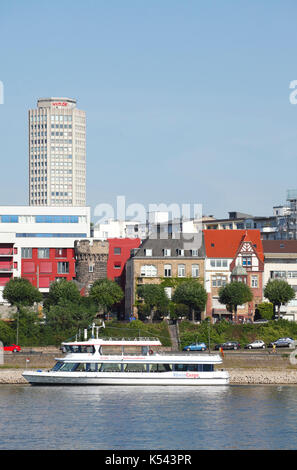 Konrad-Adenauer-Ufer, Wohnhäuser, Hochhaus Ringturm, Köln, Nordrhein-Westfalen, Deutschland i High-Rise e Case sul fiume Reno a Konrad-Adenau Foto Stock