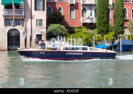 Carabinieri nella loro barca sul Grand Canal, Venezia, Italia. I carabinieri hanno un duplice ruolo e sono entrambi di polizia militare e di polizia civile. Foto Stock