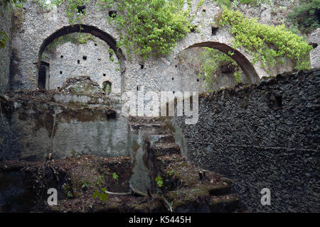 All'interno di una rovina ed incolto lanificio, con una scalinata e due archi. calabria, Italia. Foto Stock