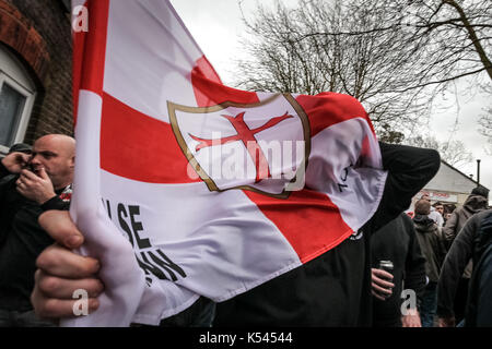 Difesa inglese League (EDL) marcia di protesta nel centro di Luton, Bedfordshire, Regno Unito. Foto Stock