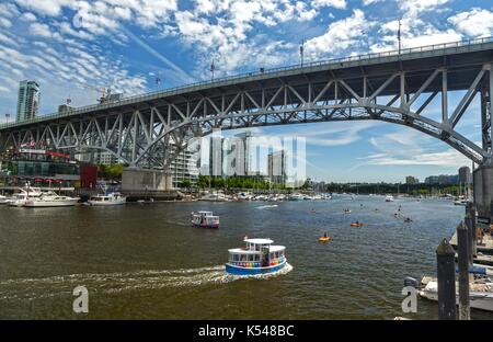 Panorama del porticciolo di False Creek con vista sul Ponte di Granville, le barche dei Taxi e gli edifici alti del centro cittadino nella British Columbia Canada Skyline di Vancouver Foto Stock