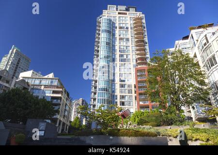 Edifici residenziali in stile condominio Highrise nel centro di Yaletown. Skyline blu del centro di Vancouver. Immobili costosi Columbia Britannica Canada Foto Stock