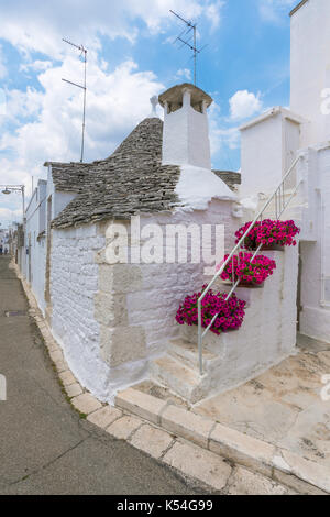 Alberobello (Italia) - l'incredibile piccola città bianca nella regione Puglia e in provincia di Bari, Italia meridionale, famosa per i suoi trulli edifici. Foto Stock