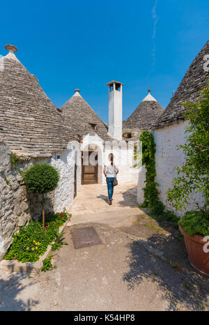 Alberobello (Italia) - l'incredibile piccola città bianca nella regione Puglia e in provincia di Bari, Italia meridionale, famosa per i suoi trulli edifici. Foto Stock