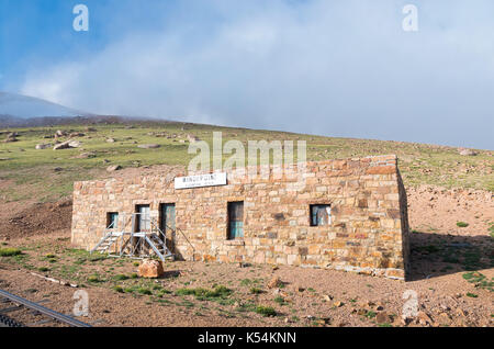 Vecchia Stazione di Pietra Costruzione casa oggi abbandonate lungo la storica cog railway vicino alla vetta del Pikes Peak colorado usa Foto Stock