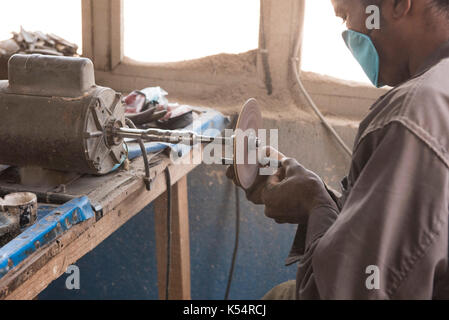 Artigiano al lavoro in zebù horn bottega artigiana, Maminirina cornet des zebù, Antsirabe, Madagascar Foto Stock