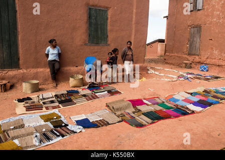 Prodotto localmente sciarpe di seta per la vendita in seta Soatanana village, Madagascar Foto Stock