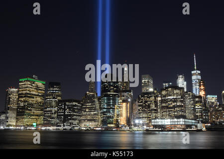 Settembre 11 memorial luci dal ponte di Brooklyn Park Foto Stock