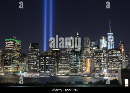 Settembre 11 memorial luci da Brooklyn Heights Foto Stock