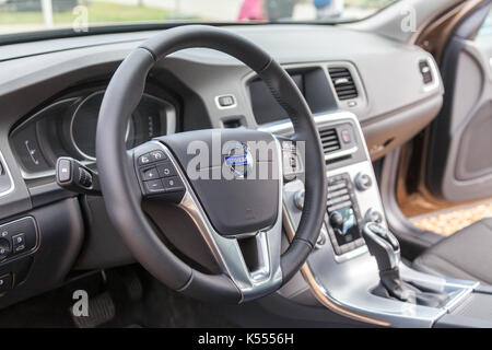 / Rostock Germania - agosto 12, 2017: il volante in una Volvo cockpit su evento pubblico Hanse Sail Foto Stock