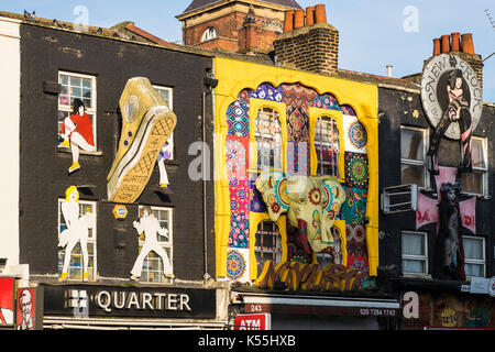 Illustrazione su edifici di Camden High Street, London, England, Regno Unito Foto Stock