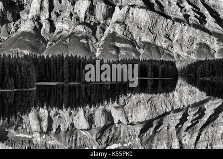 Mount Rundle riflessa in due jack lago nel parco nazionale di Banff, Alberta Canada Foto Stock