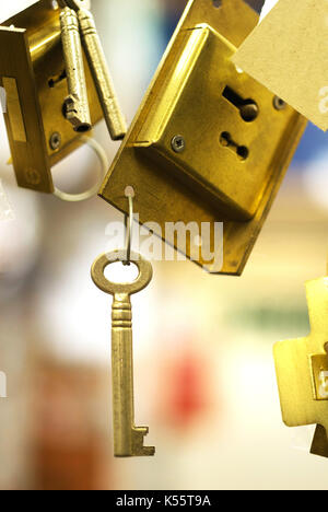 Le chiavi e le serrature appesi in hardware shop Foto Stock