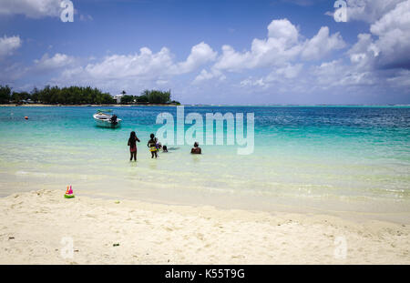Per coloro che godono sulla spiaggia di Grand Baie, isola Maurizio. L'isola di Maurizio, nell'oceano indiano, è noto per le sue splendide spiagge. Foto Stock