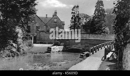 Un vecchio ponte su Thornton Beck (fiume) a Thornton le Dale (aka Thornton Dale), vicino a Pickering, North Yorkshire, Regno Unito Foto Stock