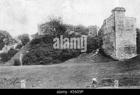 1904 - Le rovine del castello di Pickering, North Yorkshire, Regno Unito. Ora nella cura dell'eredità inglese. Foto Stock