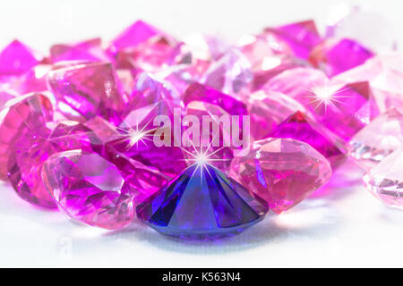 Telecomando di luce risplenda su iolite smokey blu. tormalina diamanti rosa intorno a smokey blue diamond. Foto Stock