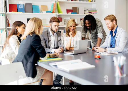 Team di architetti per discutere dei piani per il futuro Foto Stock