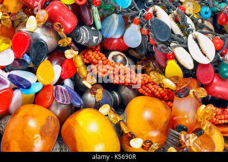 Colorato pietra naturale collane, gioielli di sfondo, donna accessori personali Foto Stock