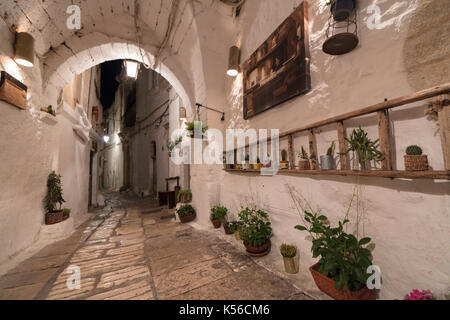 Tipico vicolo e case di vecchia città medievale ostuni provincia di Brindisi Puglia Italia Europa Foto Stock