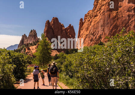 La gente camminare nel giardino dell'ori park; Colorado Springs, Colorado Foto Stock