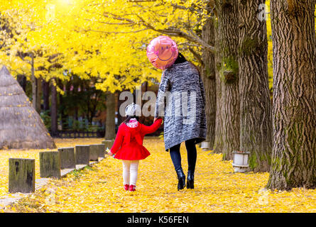 Nami Island in autunno con la madre e la figlia, la corea del sud. Foto Stock