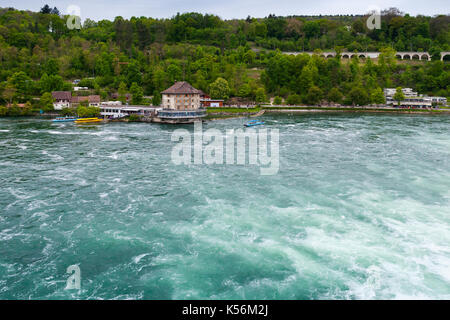 Le cascate del Reno paesaggio nel giorno nuvoloso Foto Stock