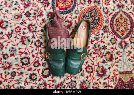 Vista dall'alto di scarpe sul tappeto Foto Stock