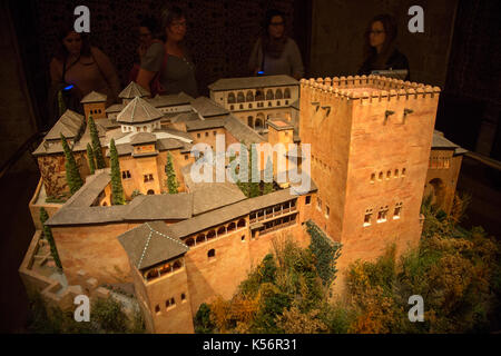 Le persone che visualizzano il modello della fortezza di Alcazar e Torre de la Calahorra museum, Cordoba, Spagna Foto Stock