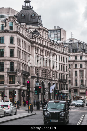 Londra taxi neri in Oxford street Foto Stock