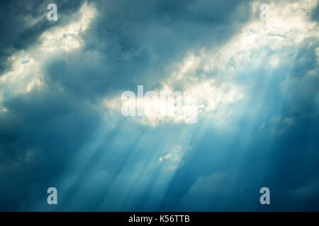 Raggi di sole cadere dalle nuvole Foto Stock