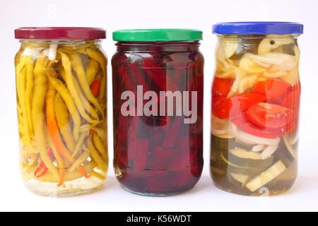 Peperoni, barbabietole e insalata mista in vasetti di vetro Foto Stock